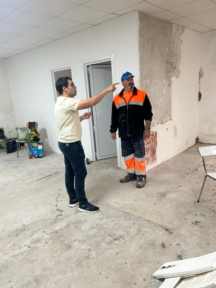 El Concello de Santa Comba pinta el interior y el exterior de la casa escuela de A Illa