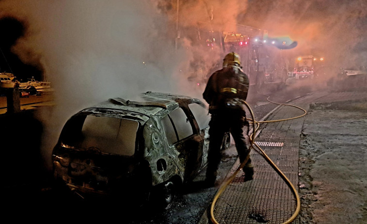 Arde por completo un vehículo que estaba estacionado en la calle Castelo de Camariñas