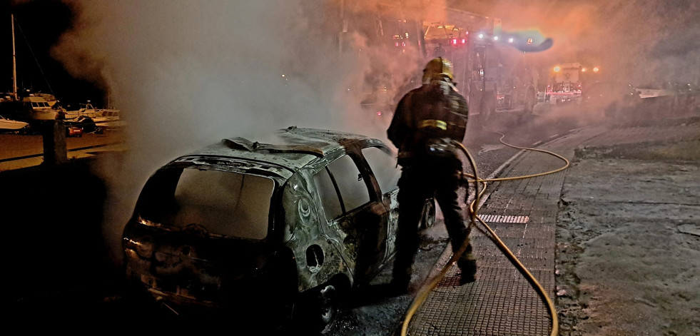 Arde por completo un vehículo que estaba estacionado en la calle Castelo de Camariñas