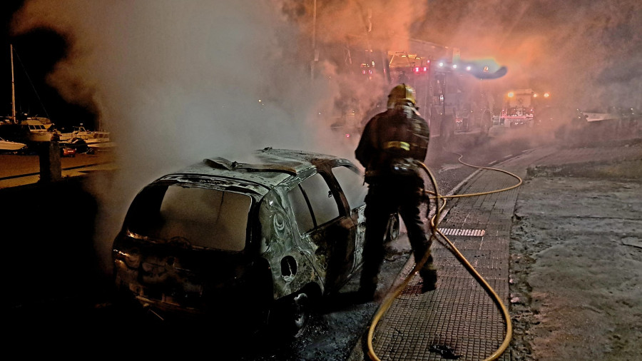 Arde por completo un vehículo que estaba estacionado en la calle Castelo de Camariñas