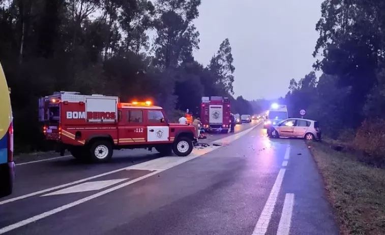 Heridas tres personas tras una colisión frontal entre dos turismos en Dumbría