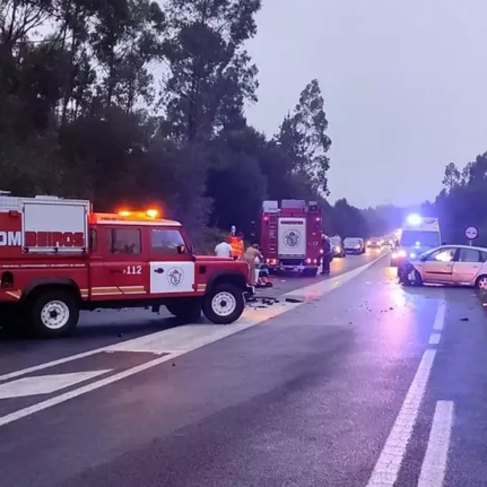 Heridas tres personas tras una colisión frontal entre dos turismos en Dumbría