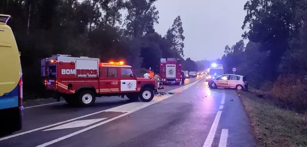 Heridas tres personas tras una colisión frontal entre dos turismos en Dumbría