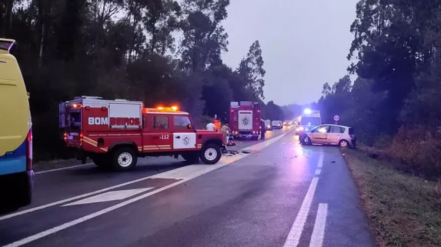 Heridas tres personas tras una colisión frontal entre dos turismos en Dumbría