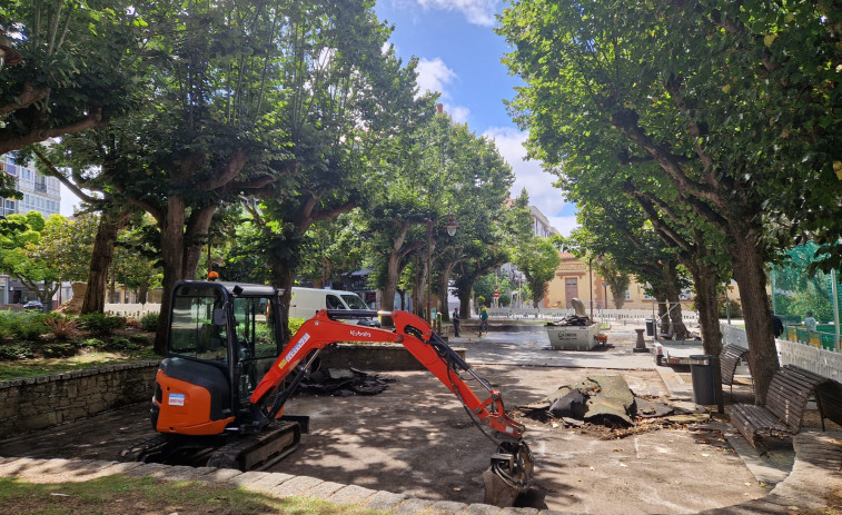 Carballo inicia la renovación integral del parque infantil de la Praza do Concello