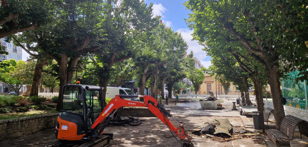 Carballo inicia la renovación integral del parque infantil de la Praza do Concello