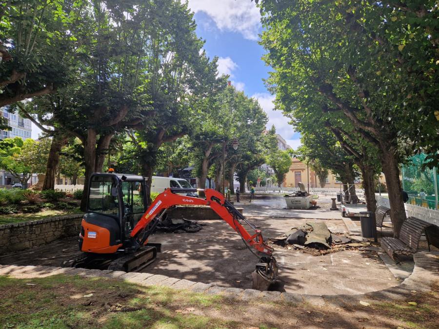 Carballo inicia la renovación integral del parque infantil de la Praza do Concello