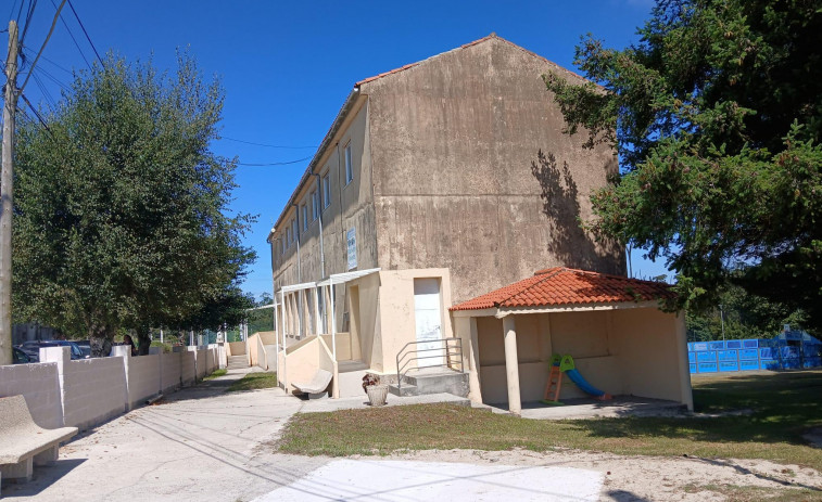 Los nacionalistas de Cee piden que se limpie y se adecente la casa de la escuela de Pereiriña