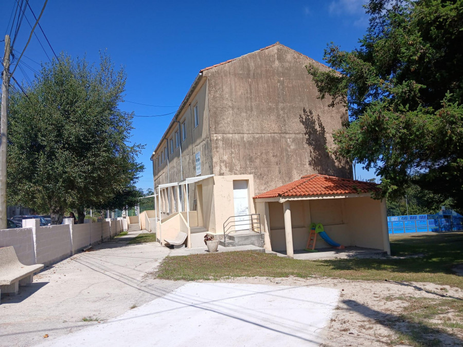 Los nacionalistas de Cee piden que se limpie y se adecente la casa de la escuela de Pereiriña