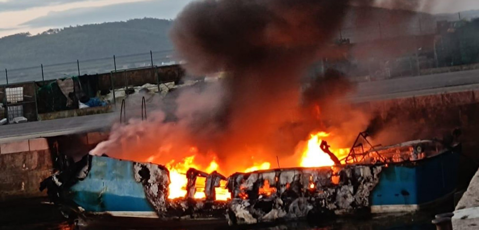 Desplegadas barreras anticontaminación en Camariñas a raíz del incendio que destruyó un pesquero