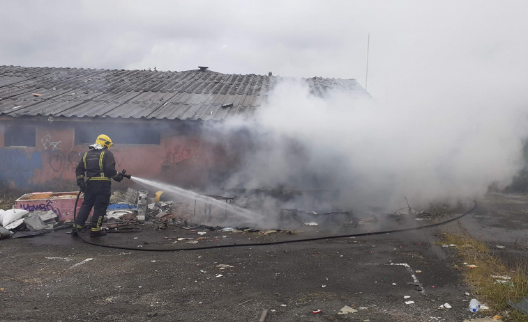 Incendio en la nave de una antigua discoteca en Carballo