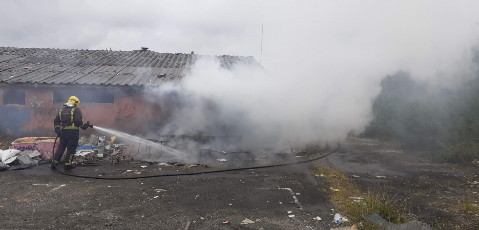 Incendio en la nave de una antigua discoteca en Carballo