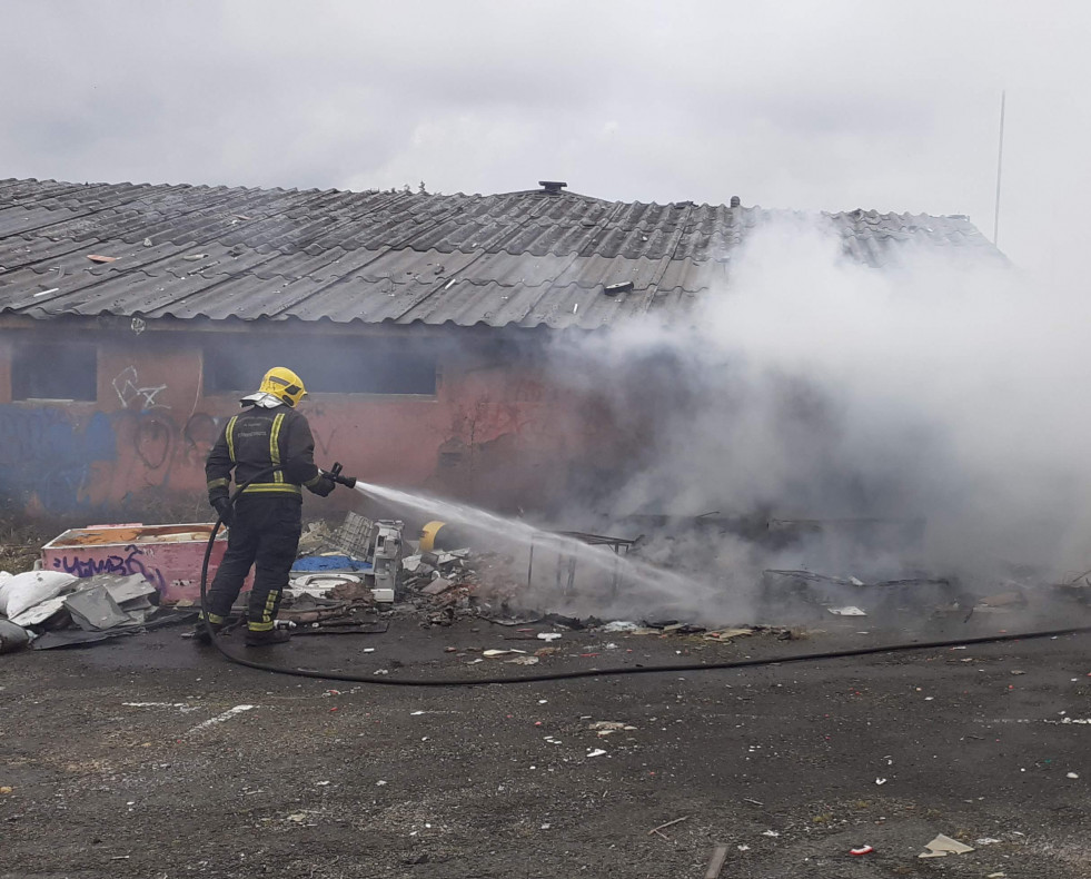 Incendio nave en Carballo