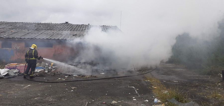 Incendio en la nave de una antigua discoteca en Carballo