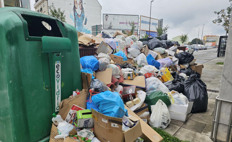 El primer día de huelga indefinida ya deja montañas de basura en Carballo