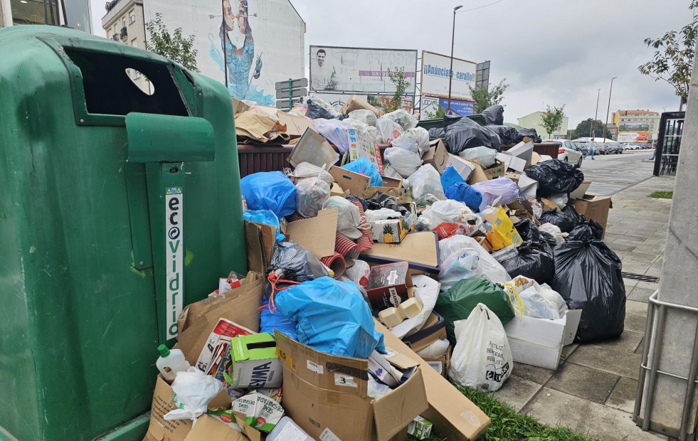 El primer día de huelga indefinida ya deja montañas de basura en Carballo