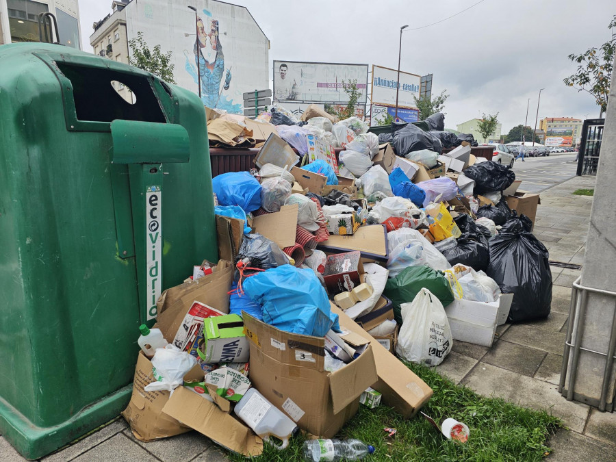 El primer día de huelga indefinida ya deja montañas de basura en Carballo