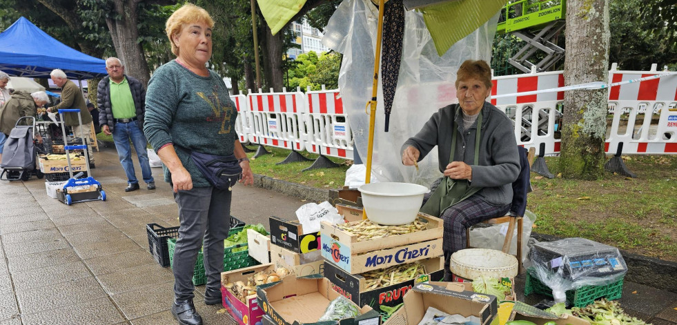 Los productos de temporada, muy demandados en la feria de Carballo