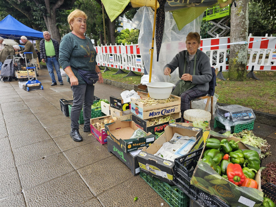 Los productos de temporada, muy demandados en la feria de Carballo