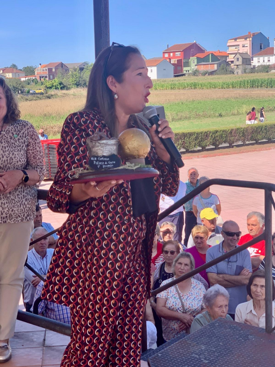 la regueifeira Lupe blanco recibe el premio Pataca de Ouro