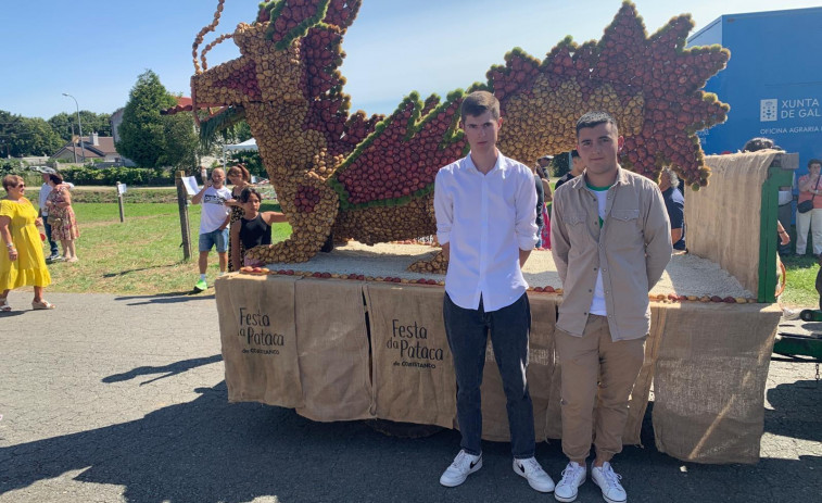 “O dragón” gana el concurso de tractores engalanados de la Festa da Pataca