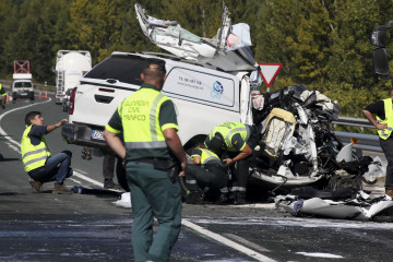 LEÓN, 16/09/2024.- Estado en el que han quedado un camión y una furgoneta 'pick up' tras colisionar este lunes en el kilómetro 398 en la carretera N-VI, a su paso por el municipio de Carracedelo, e