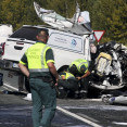 LEÓN, 16/09/2024.- Estado en el que han quedado un camión y una furgoneta 'pick up' tras colisionar este lunes en el kilómetro 398 en la carretera N-VI, a su paso por el municipio de Carracedelo, e