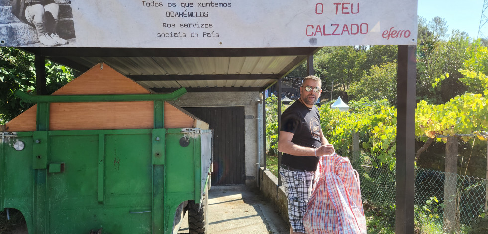 La librería cabanesa A Nasa impulsa una recogida de zapatos para la Foliada Eferro