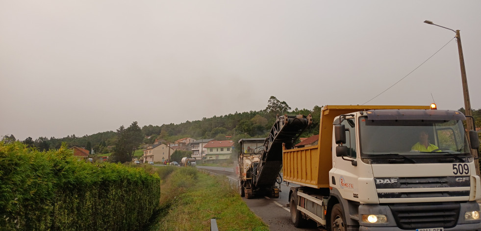 Corte da carretera de Vimianzo polas obras do firme na estrada AC-552