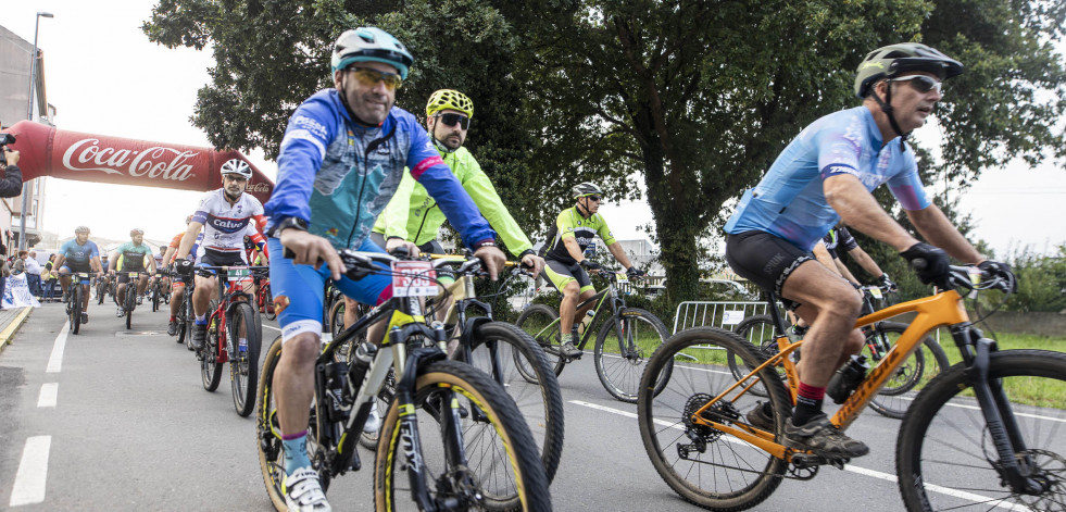 El club Laracha en dúas rodas reúne a 230 corredores en su XIV Ruta de BTT