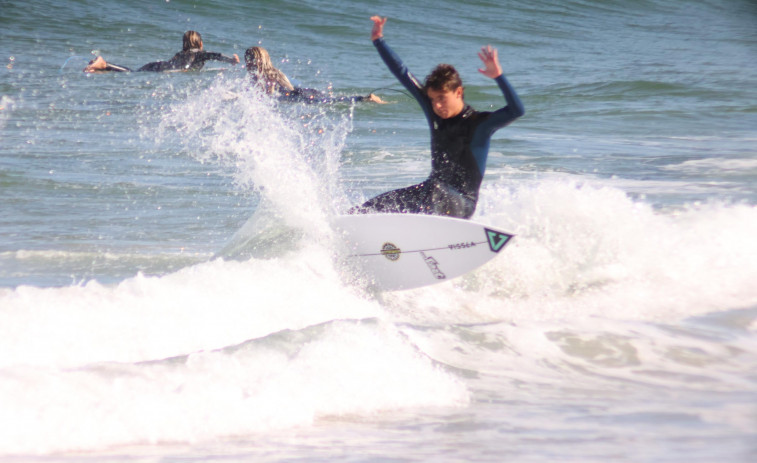 La liga mundial pone de nuevo a Razo en el escaparate del surf europeo con el Cabreiroá Junior Pro