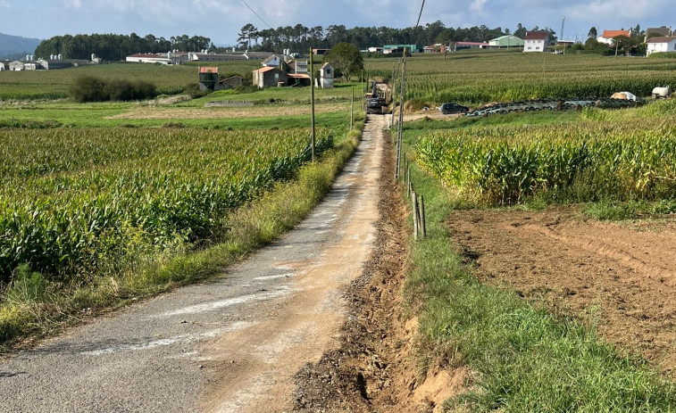 El Concello de Ponteceso inicia las obras de mejora de los caminos rurales de Pazos