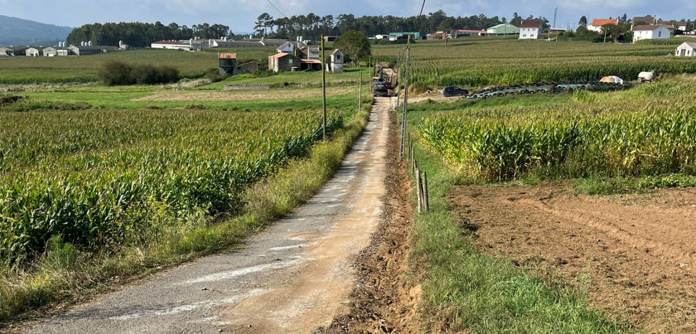 El Concello de Ponteceso inicia las obras de mejora de los caminos rurales de Pazos