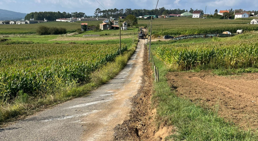 El Concello de Ponteceso inicia las obras de mejora de los caminos rurales de Pazos