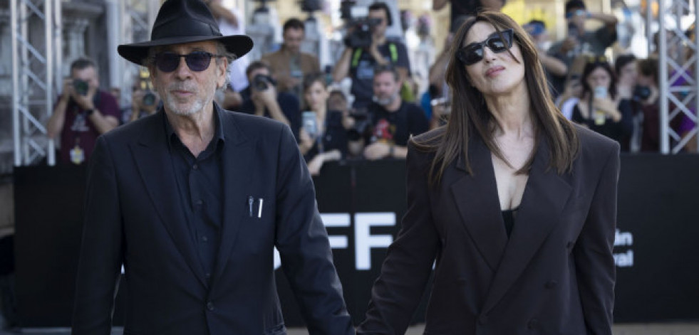 Tim Burton aparece por sorpresa en San Sebastián junto a Mónica Bellucci