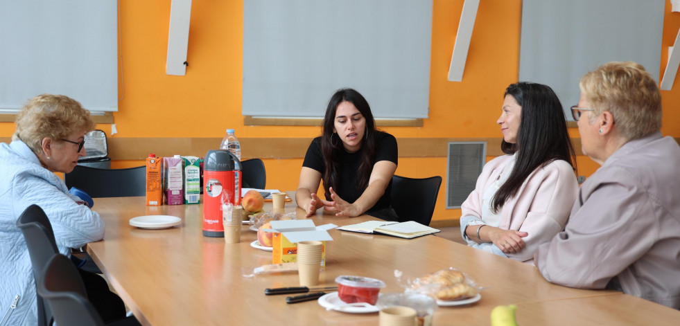 Presentan el proyecto Aloumiños en Carballo, con propuestas para combatir la soledad