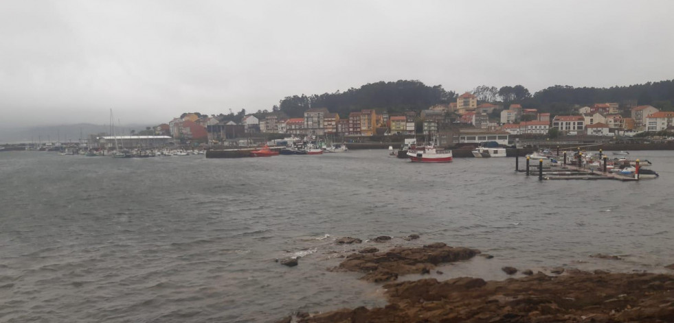 La borrasca obliga a amarrar la flota y el fuerte viento provoca alguna que otra salida de vía