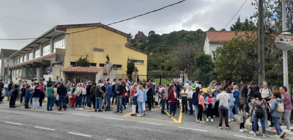 O Pindo se levanta contra los recortes en el colegio y llevan una semana sin clase