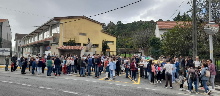 O Pindo se levanta contra los recortes en el colegio y llevan una semana sin clase