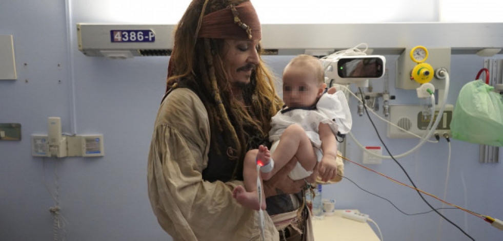 Johnny Depp, como Jack Sparrow, visita a los niños hospitalizados en San Sebastián