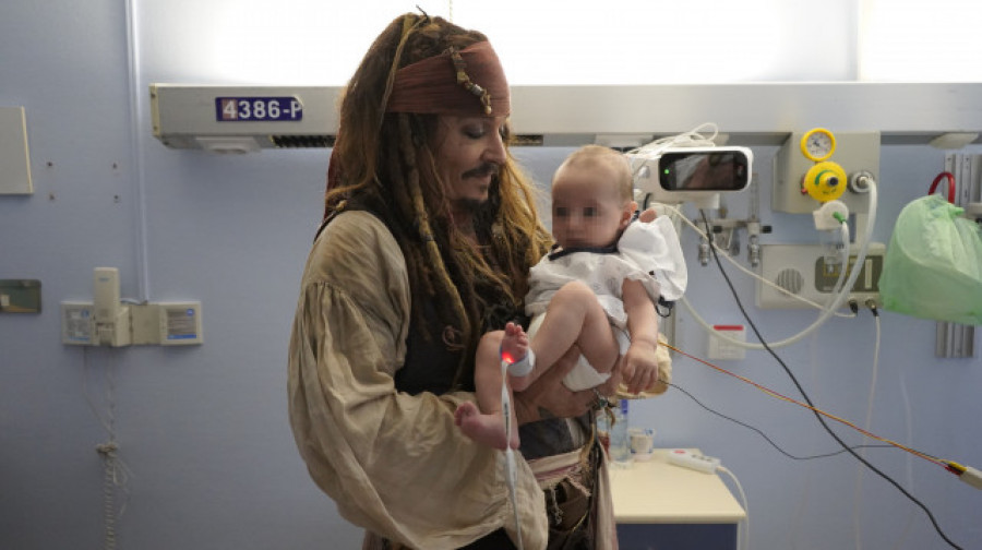 Johnny Depp, como Jack Sparrow, visita a los niños hospitalizados en San Sebastián