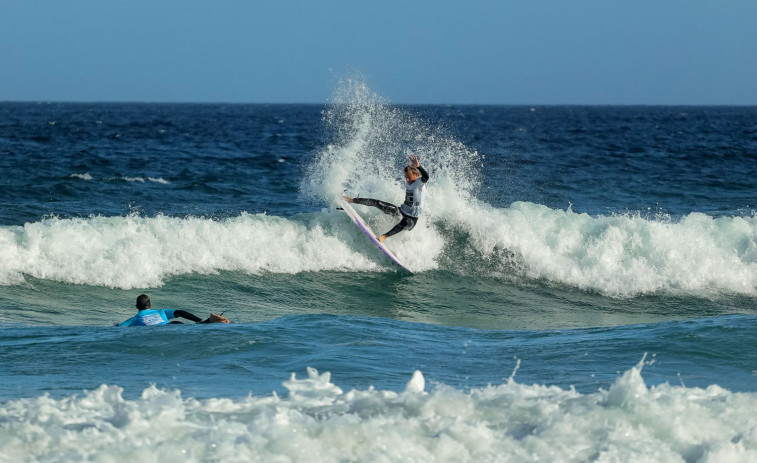 Buenas olas y surf radical en la tercera jornada del Cabreiroá Junior Pro Razo