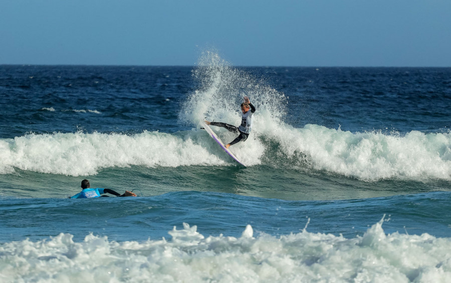 Buenas olas y surf radical en la tercera jornada del Cabreiroá Junior Pro Razo