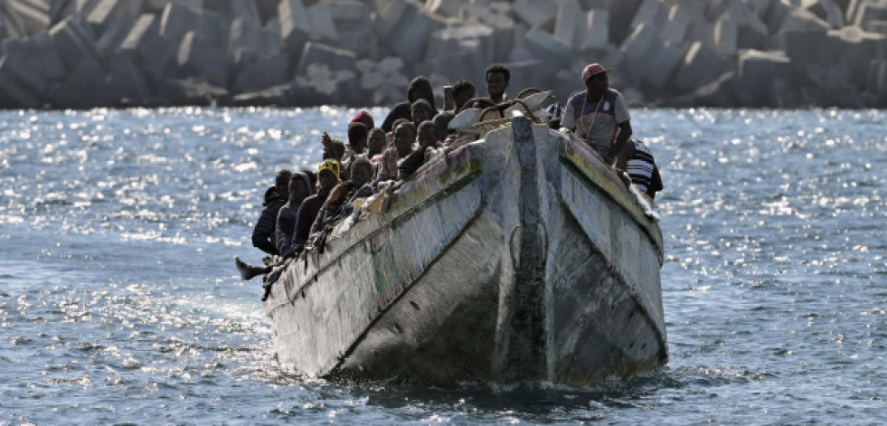 Fallecen nueve migrantes y se busca a otros 48 al volcar un cayuco cerca de El Hierro