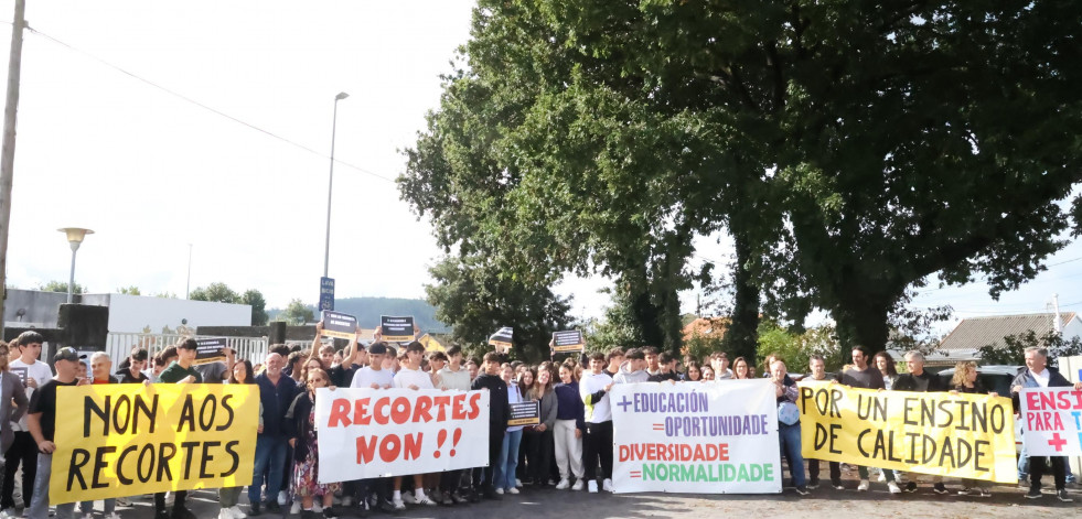 A Laracha se levanta contra los recortes en el IES Agra de Leborís