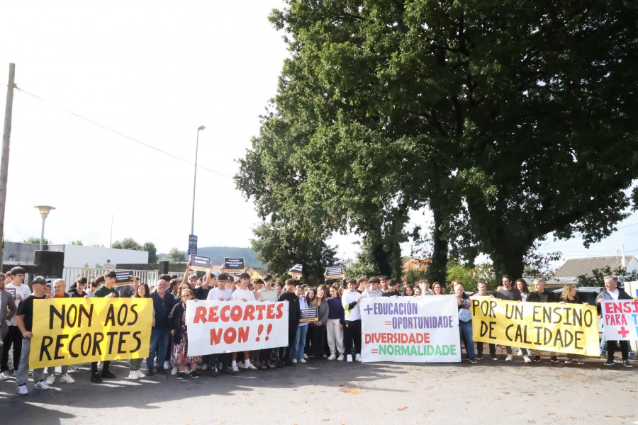 A Laracha se levanta contra los recortes en el IES Agra de Leborís