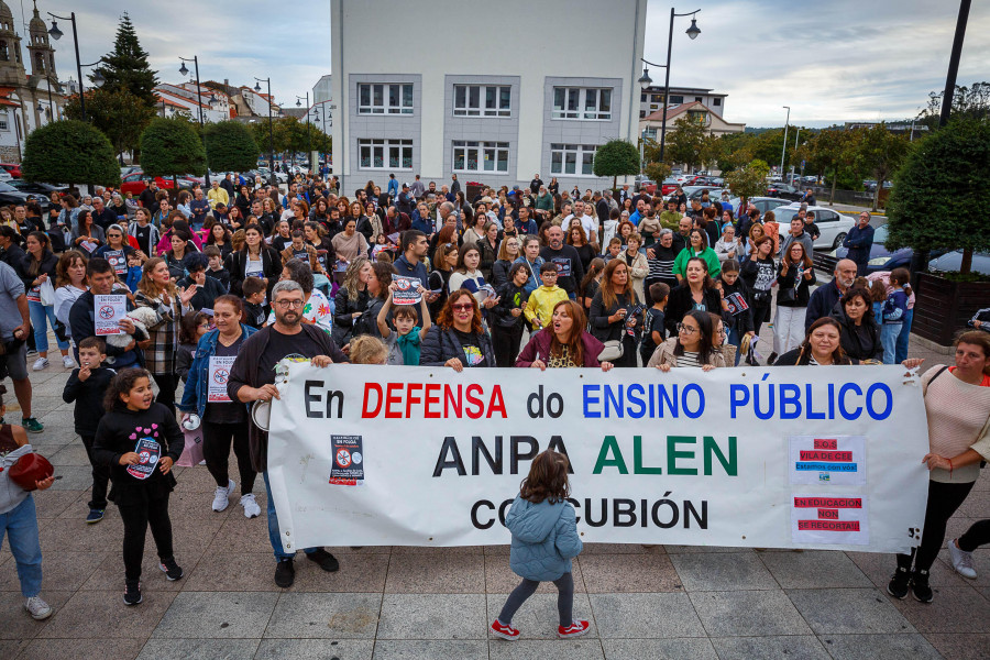 Aulas vacías y "cacerolada" en Cee para protestar por los recortes