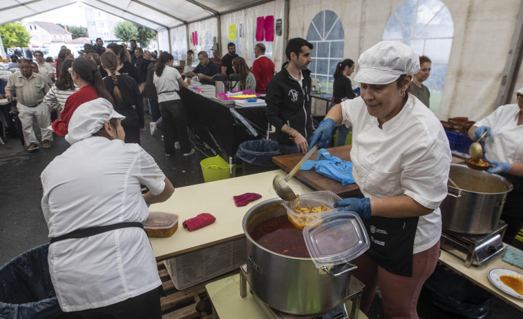 La fabada triunfa en Paiosaco, a pesar del mal tiempo