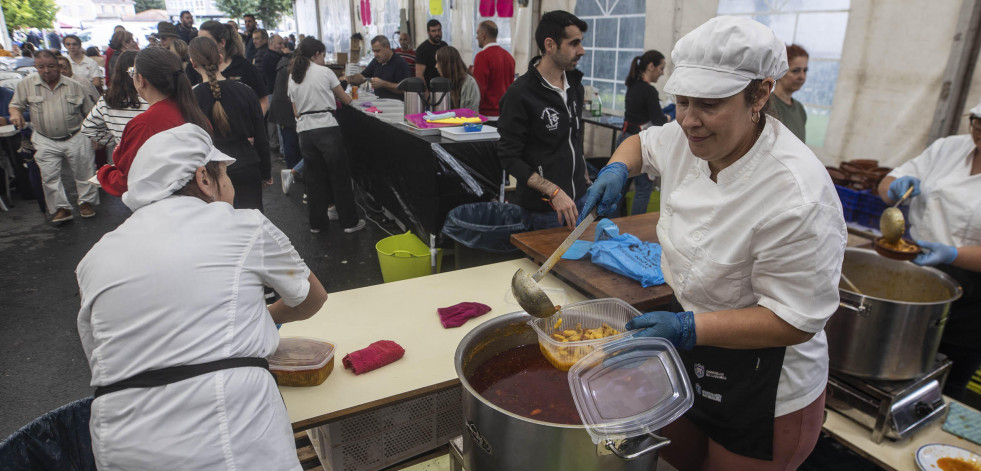 La fabada triunfa en Paiosaco, a pesar del mal tiempo