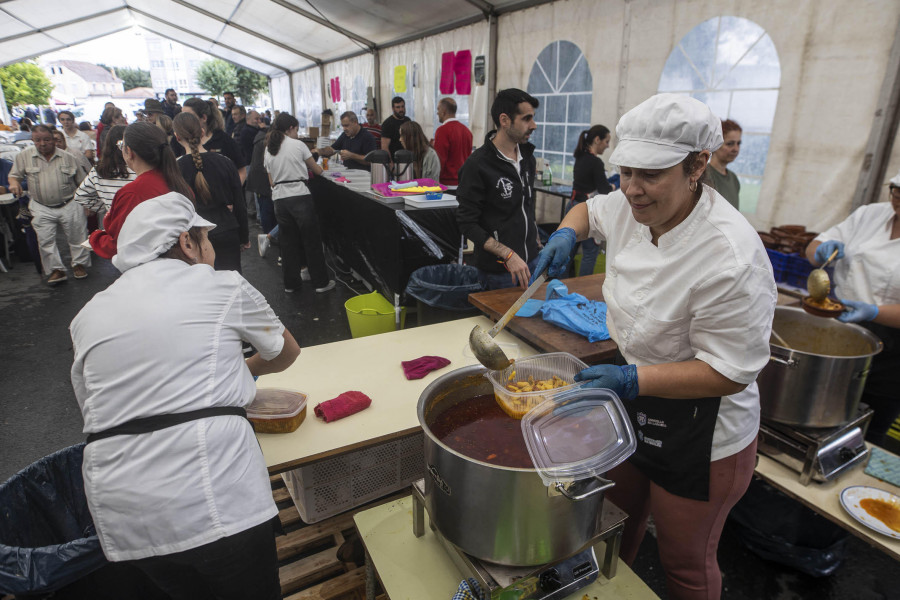 La fabada triunfa en Paiosaco, a pesar del mal tiempo